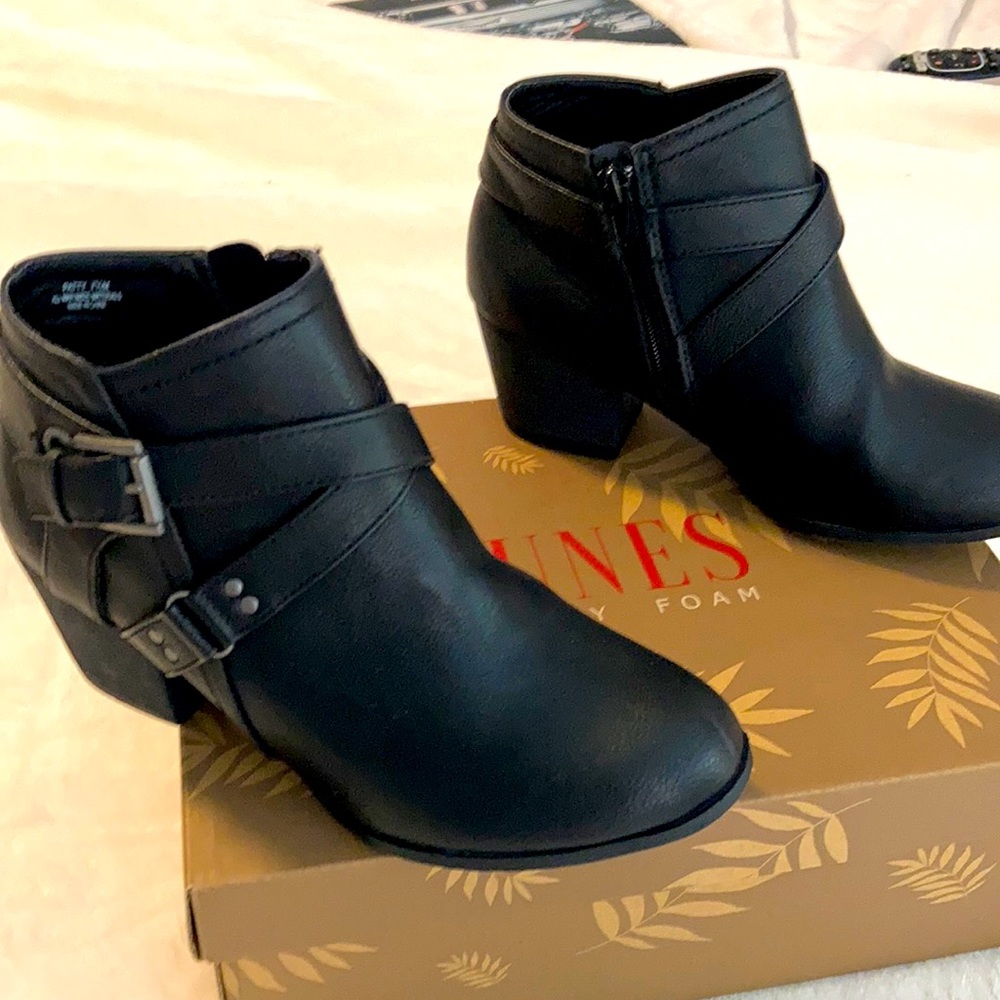Boots. 7.5. New